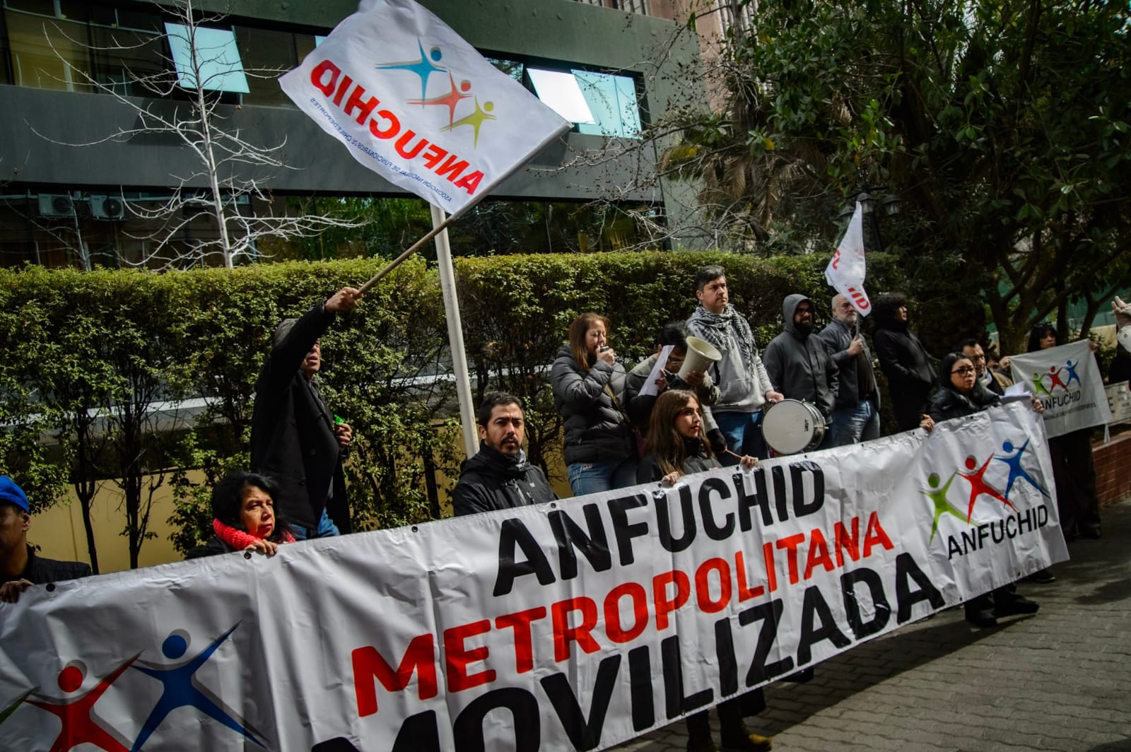 ANFUCHID se manifiesta masivamente por prácticas antisindicales en el Instituto Nacional de Deportes