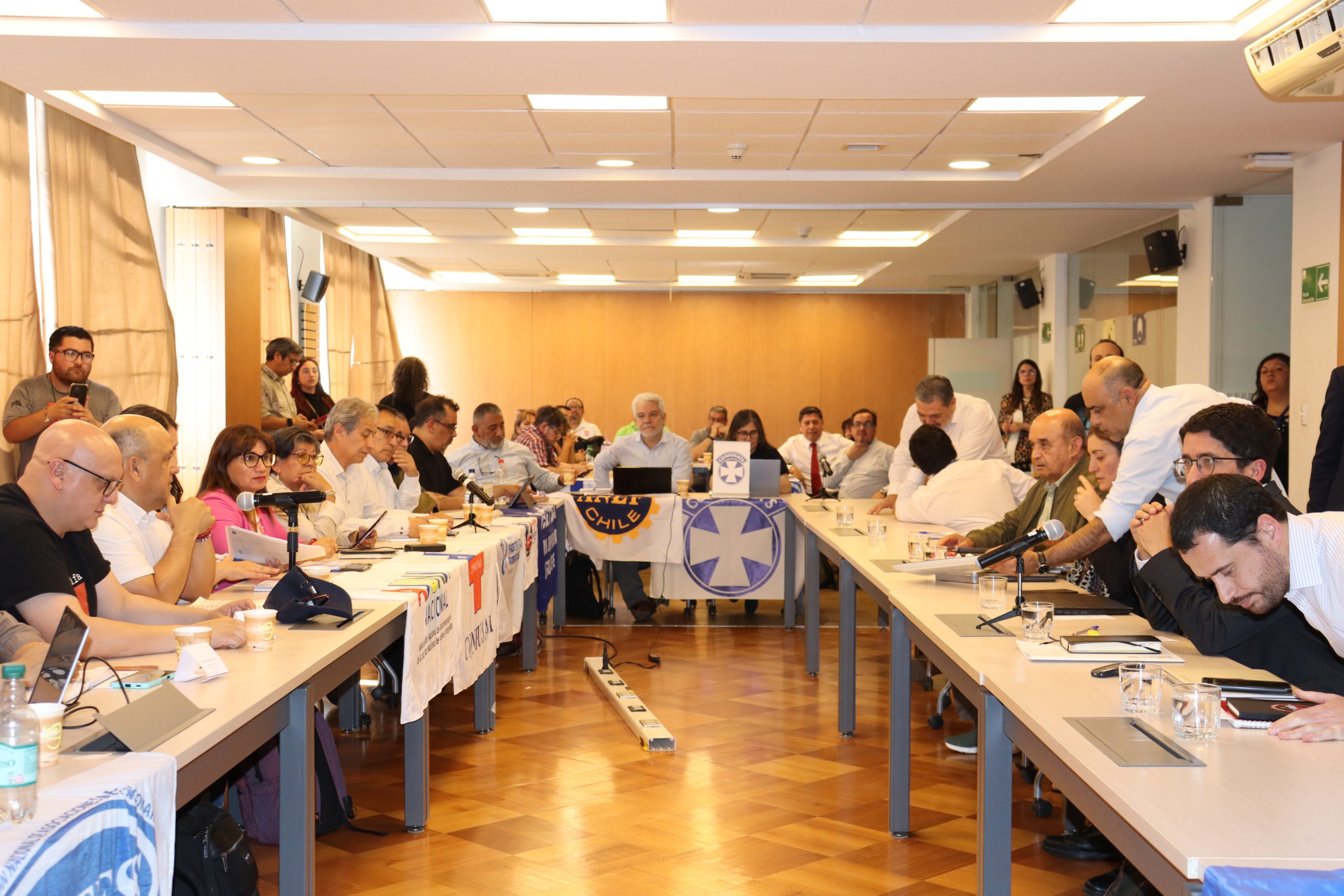 Protocolo de reajuste, no suscrito por ANEF, define materias salariales mientras continúa el debate parlamentario